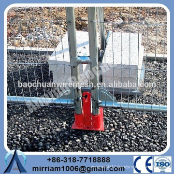 Hot-dip galvanized temporary fence stands concret